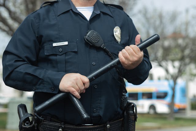 How to properly use a police baton for defence
